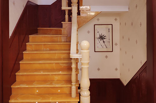 盱眙中式别墅室内汉白玉石楼梯的定制安装装饰效果